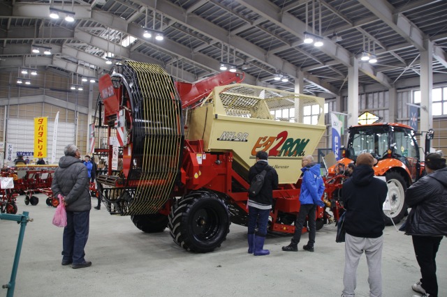 日農機、2026ニチノーグループ展示会で2畦ビートハーベスタを参考出品